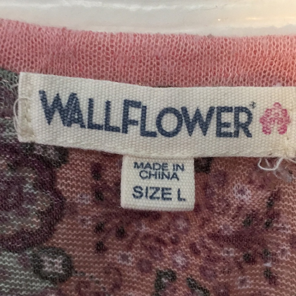 Wallflower Semi-Sheer Pocket Tee large - Picture 5 of 7